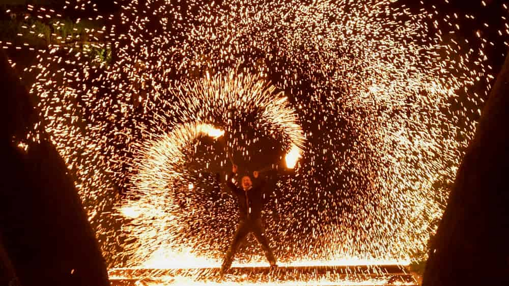 Traumhafte abendhimmelfüllende Feuerbilder